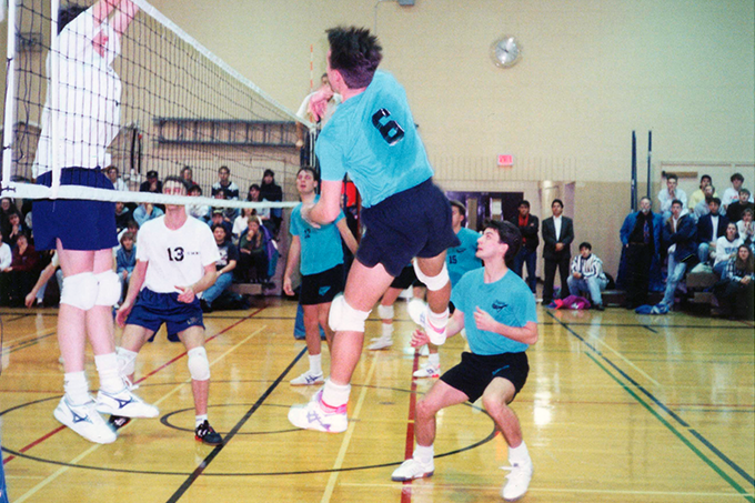 Vue du filet sous le ballon - volleyball féminin - Les Rouges
