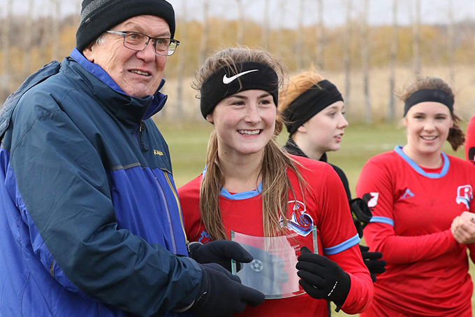 Une atmosphère qui laisser briller Stéphanie. Stéphanie Jones est reconnue lors du Championnat MCAC 2019 de soccer féminin.