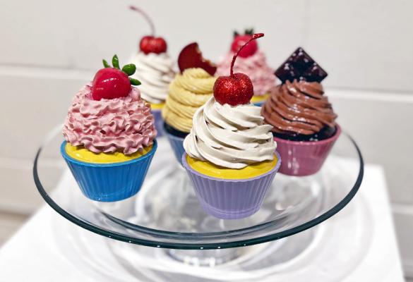Des petits gâteaux en céramique par Solange Roy. 