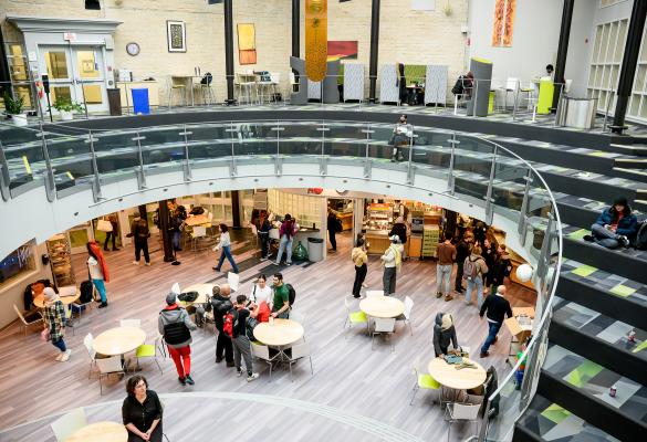 Le Centre étudiant Étienne-Gaboury, un espace lumineux ouvert à la communauté, propice aux rencontres et aux échanges.