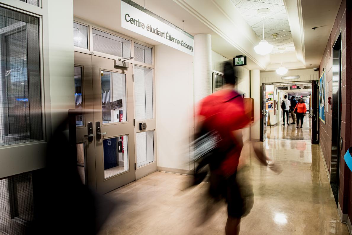 Des figures embrouillées circulent dans le couloir près du Centre étudiant Étienne-Gaboury.