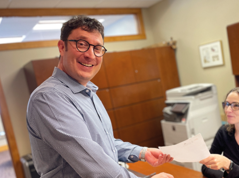 Christian Perron, secrétaire général de l'USB, accompagné de Brigitte Kemp-Chaput, gestionnaire du Cabinet de la rectrice.