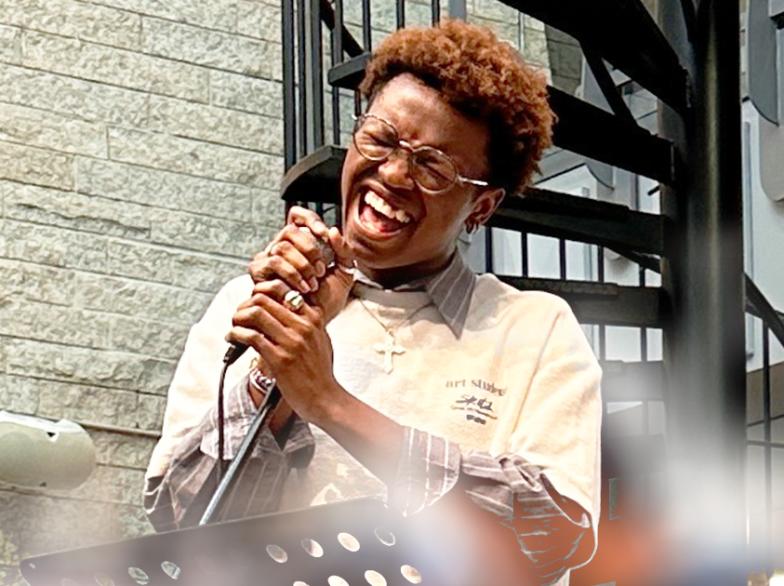Fabbeeo en performance au Centre étudiant Étienne-Gaboury.