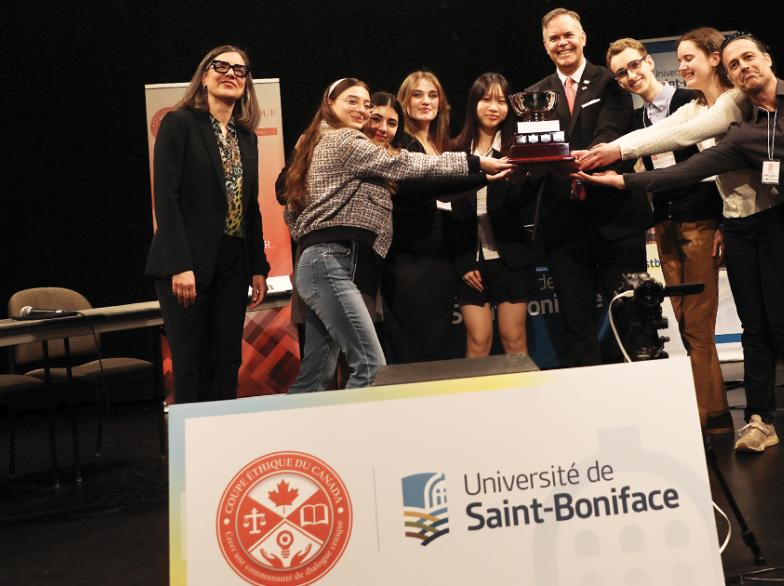 L’équipe championne du Québec, le Collège Saint-Louis, accompagnée de la rectrice de l’USB, Sophie Bouffard, et du député de Saint-Boniface, Robert Loiselle.