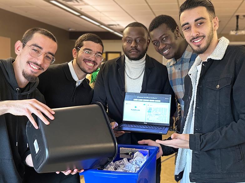 Un groupe d'étudiants présente, dans le cadre la Journée du savoir, sa réponse technologique à un défi écologique en matière de gestion de déchets.