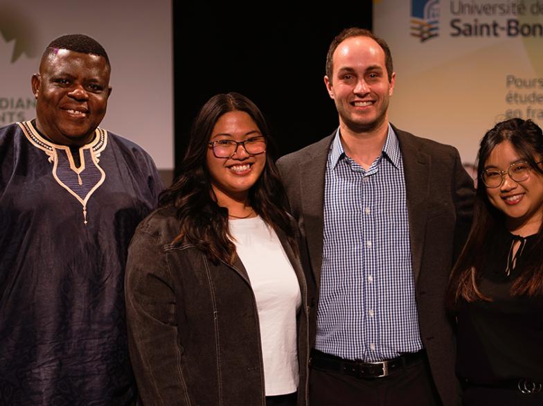 Joel Martine (troisième de la gauche), diplômé de l'USB et directeur général de Canadian Parents for French, accompagné des membres du conseil d'administration Christopher Afatsawo, Lyka Capulong et Marysabel Turla.