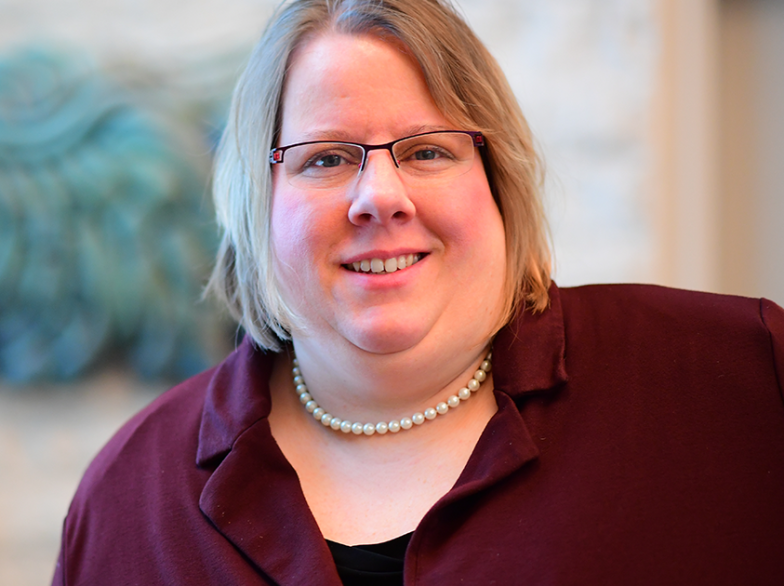 Portrait de Mélanie Cwikla souriante, portant un collier de perles, directrice de l’École technique et professionnelle de l’USB.
