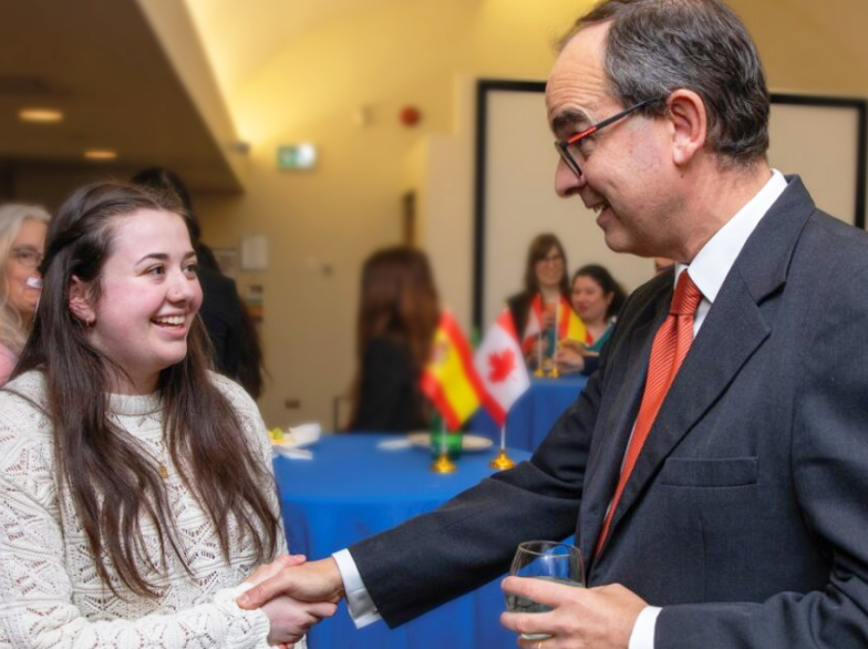 L’ambassadeur d’Espagne serre la main d’une étudiante de l’USB lors d’une réception sur le campus.
