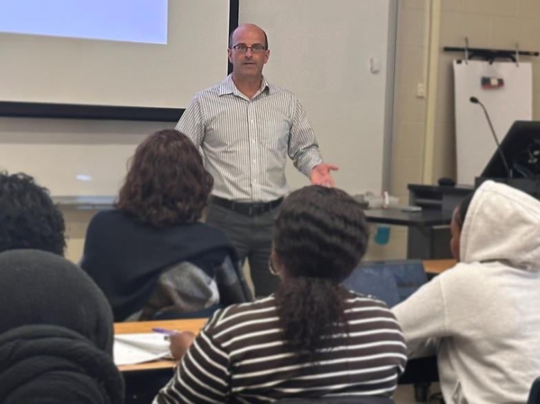 Un formateur s’adresse à des étudiantes et étudiants assis en classe lors d’un atelier sur l’employabilité à l’Université de Saint-Boniface.