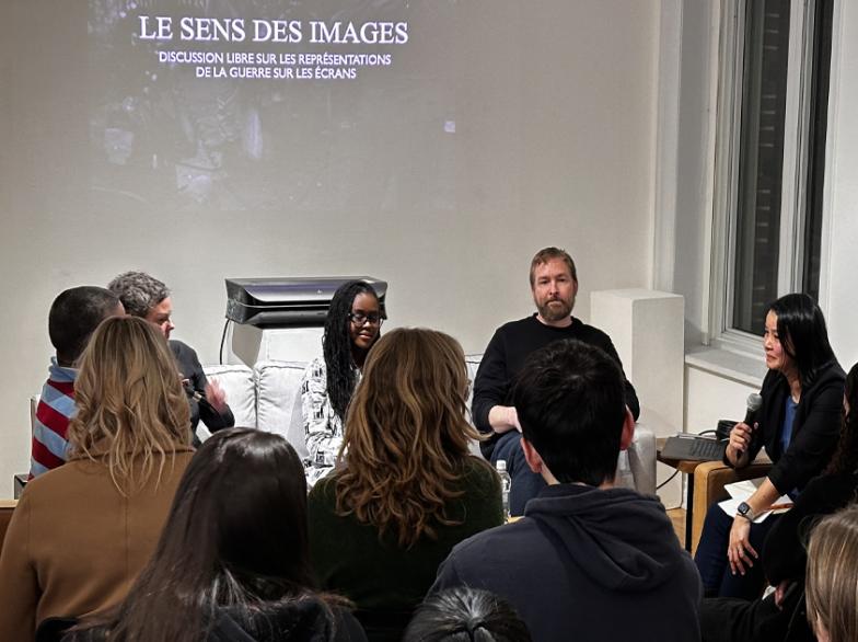 Des cinéastes et des universitaires échangent avec le public lors d’une discussion sur les représentations de la guerre du Vietnam.