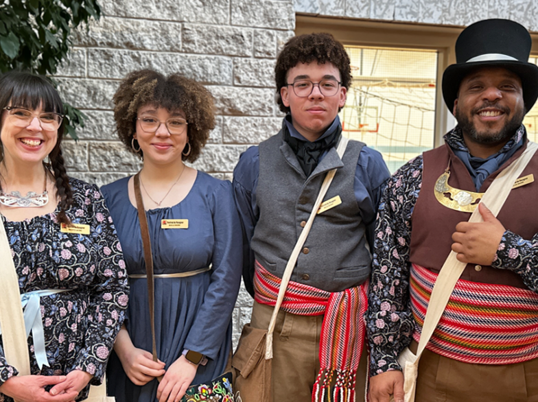 Les quatre membres de la famille officielle des Voyageurs, les Brown, vêtues du costume traditionnel des voyageurs de l’époque des 1800.