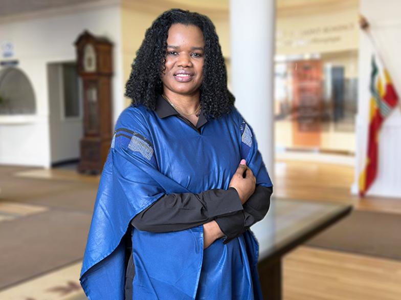 Fatima Thiam porte un demi-boubou bleu.