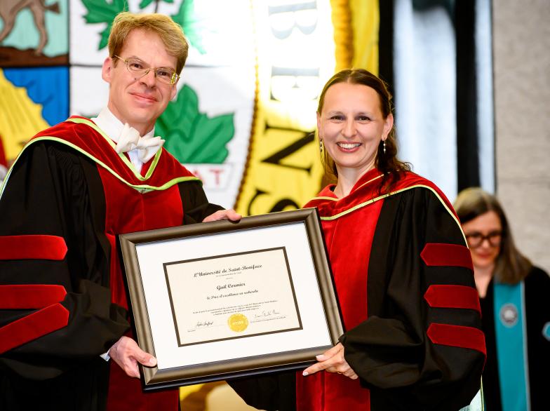Gail Cormier reçoit le Prix d'excellence en recherche, remis au nom de l'USB par le vice-recteur à l'enseignement et à la recherche Jean-Christian Pleau.