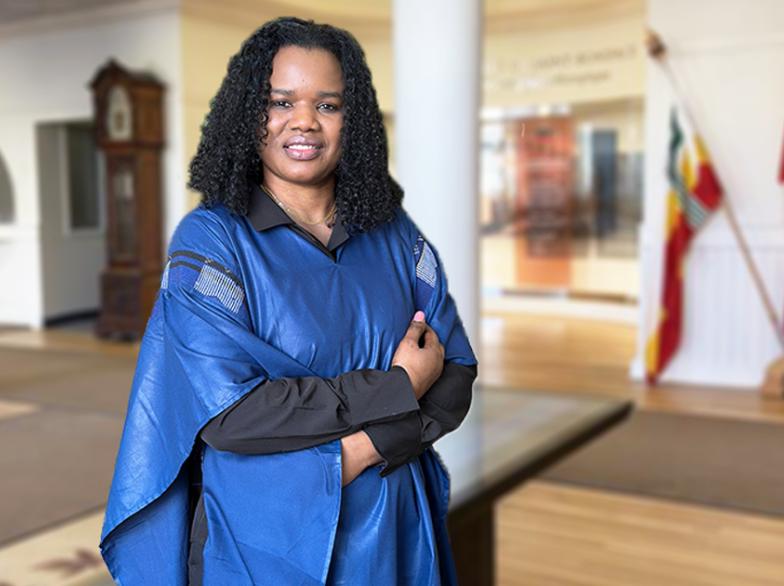 Fatima Thiam porte un demi-boubou bleu.
