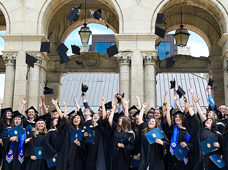 Le lancer du mortier de la cohorte diplômée 2026 en arts et en sciences.