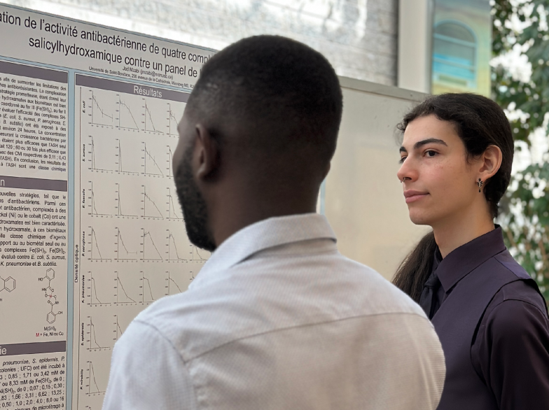 Jad Mzabi partage les résultats de sa recherche à un collègue