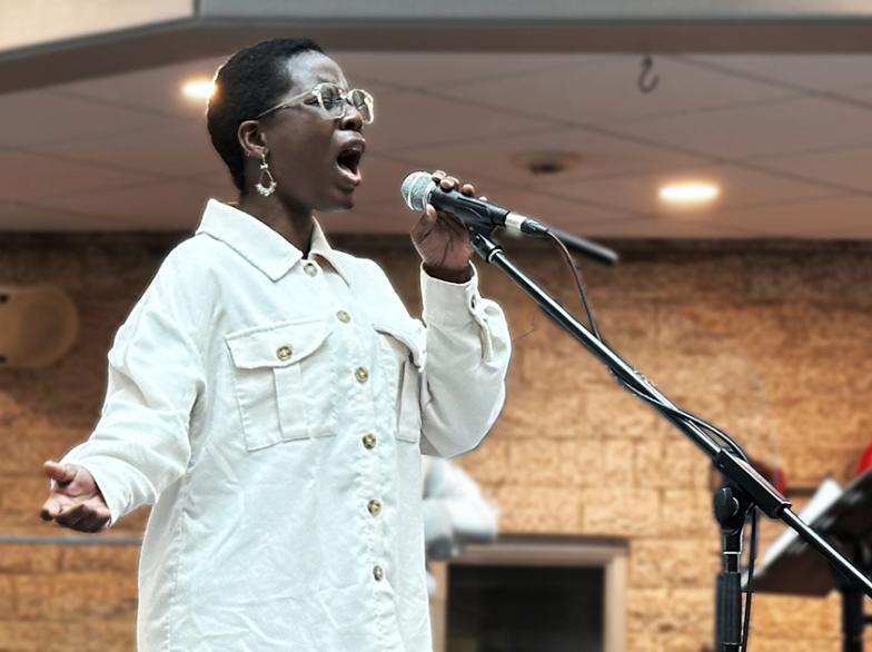 Tali Beu, étudiante à l'USB, chante sur la scène du centre étudiant Étienne-Gaboury.