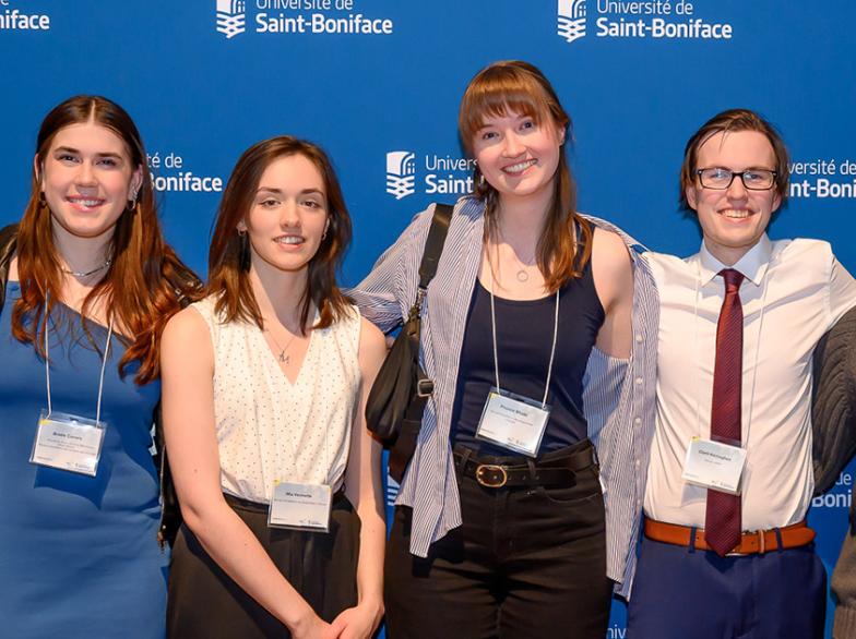 Des récipiendaires de bourses s'alignent pour une prise de photo lors de la Soirée d'excellence 2025-2026.