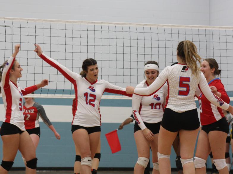 L'équipe de volleyball féminin des Rouges de l'USB célèbre après avoir compté.