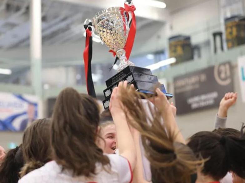 Les Rouges de l'USB soulèvent la coupe MCAC futsal féminin.