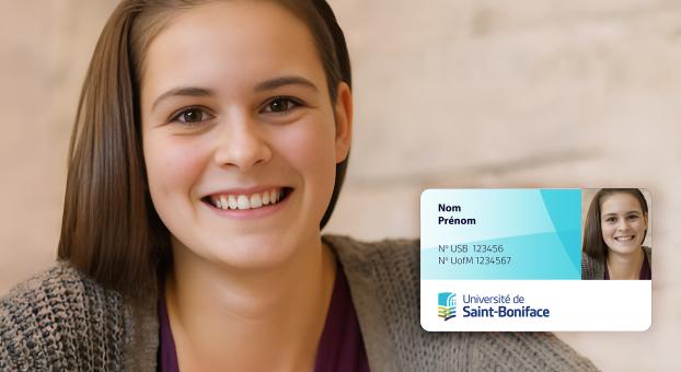 Étudiante souriante posant pour une photo, avec une carte étudiante de l’Université de Saint-Boniface affichée à droite.