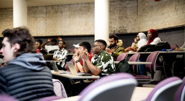 Des étudiants dans la salle de classe.