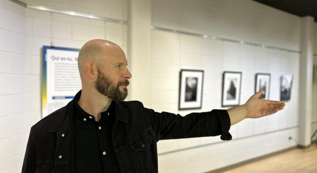 Artiste présentant une exposition photographique à l'USB.