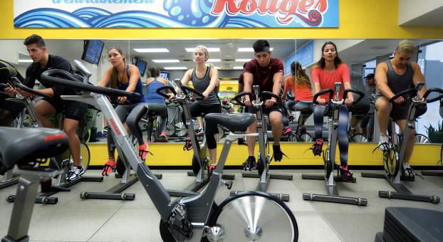 Des personnes s’entraînant sur des vélos stationnaires au Sportex de l’Université de Saint‑Boniface.