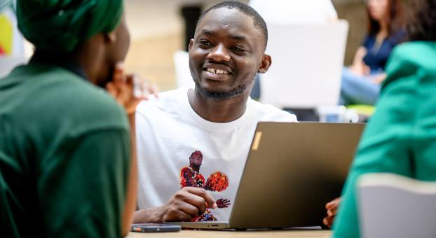 Étudiant souriant au centre étudiant 