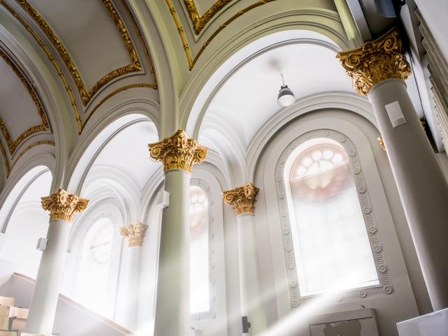 Une lumière naturelle jaillit des majestueuses fenêtres ornées de la chapelle de l'USB.