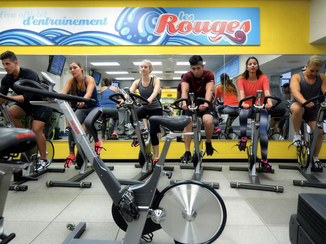 Des personnes s’entraînant sur des vélos stationnaires au Sportex de l’Université de Saint‑Boniface.