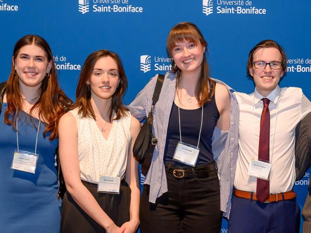 Des récipiendaires de bourses s'alignent pour une prise de photo lors de la Soirée d'excellence 2025-2026.