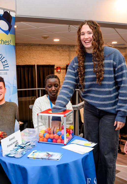 Une étudiante glisse son ticket de participation à une tombola