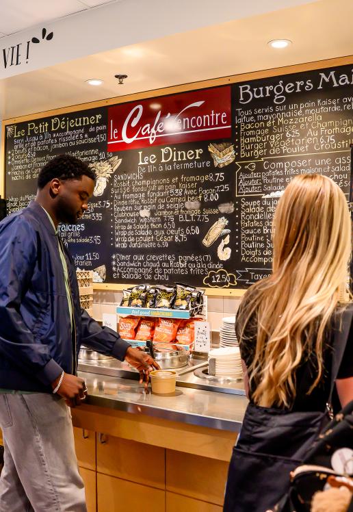 Des étudiants au café rencontre