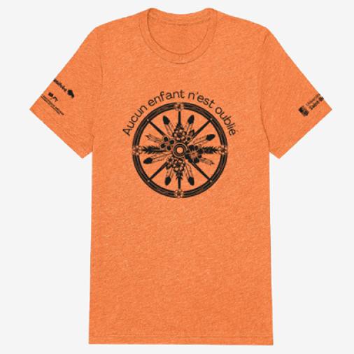 Maquette de La roue de guérison apposé sur un t-shirt orange.