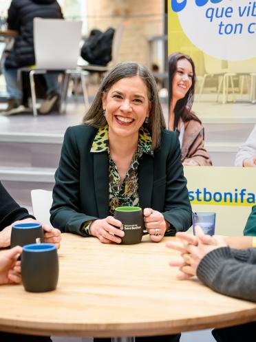 Autour d'une table au centre étudiant Étienne-Gaboury, la rectrice Sophie Bouffard et des membres du personnel de l'USB.