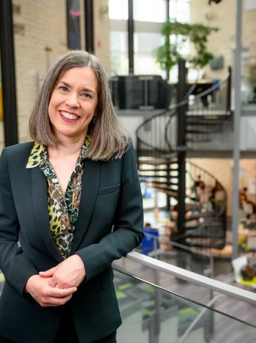 La rectrice Sophie Bouffard au 2e étage du centre étudiant Étienne-Gaboury.