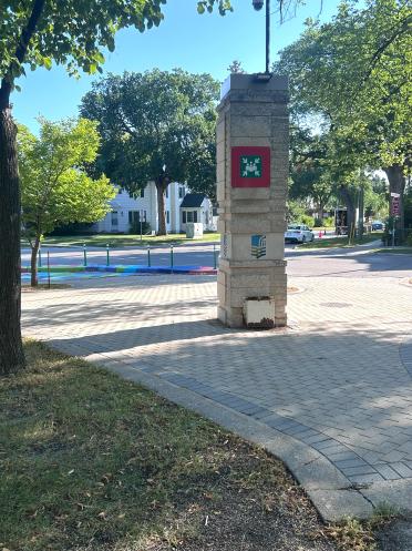 Point de rassemblement au coin de la rue Aulneau et l'avenue de la Cathédrale.